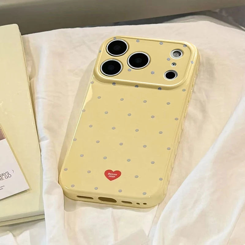 Etui na iPhone w kropki z serduszkami