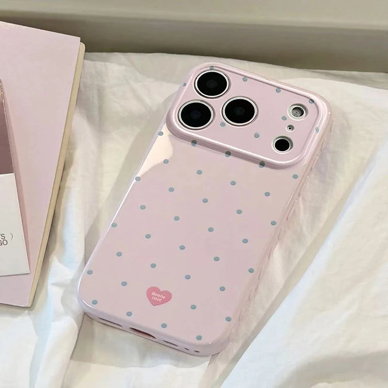 Etui na iPhone w kropki z serduszkami