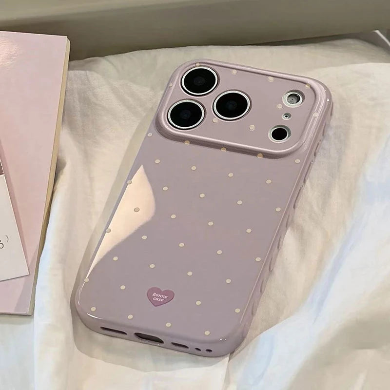 Etui na iPhone w kropki z serduszkami