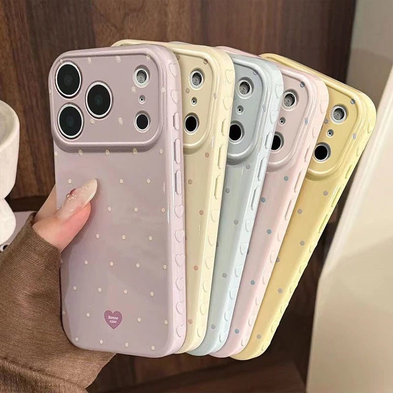 Etui na iPhone w kropki z serduszkami