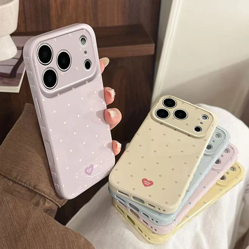 Etui na iPhone w kropki z serduszkami