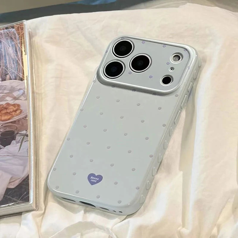 Etui na iPhone w kropki z serduszkami